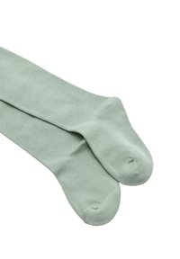 Calcetines de algodón verde claro con una textura suave, un diseño clásico y refuerzos en la puntera y el talón para mayor durabilidad.