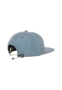 Blaues Baumwoll-Baseballcap mit starrem Schirm, verstellbarem Riemen auf der Rückseite und reflektierenden Designelementen. Glatte Textur und strukturiertes Design.