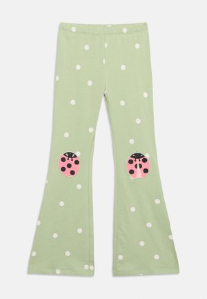 Pantaloni pentru copii de culoare verde deschis, cu buline albe și petice roz cu buburuze pe genunchi.
