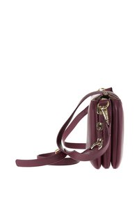 Borsa a tracolla in pelle bordeaux con tre scomparti, chiusure in metallo dorato e tracolla regolabile su sfondo bianco.