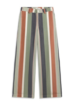 Pantalon à jambes larges avec des rayures verticales en orange, vert, gris et blanc, doté d'un bouton et de passants pour ceinture à la taille.