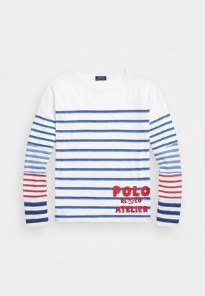 Chemise blanche à manches longues avec des rayures horizontales bleues et des manches rayées multicolores, avec un texte rouge « POLO RL CO ATELIER » sur le bas devant.