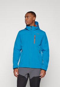 Blå vandtæt jakke med orange detaljer, der har hætte, flere lynlås lommer og en tætsiddende pasform. Glat tekstur, letvægtsmateriale.