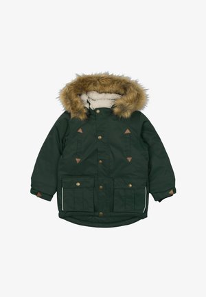 Parka verde con cappuccio foderato in pelliccia sintetica, dettagli color sabbia, bottoni a pressione e tasche frontali. Presenta una morbida fodera interna e materiale impermeabile.