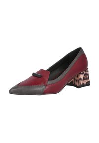 Zapato de punta hecho de cuero rojo y gris, con un acento decorativo negro y un tacón con estampado de leopardo.