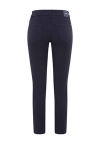 Námořnické modré džíny s rovnými nohavicemi, které mají dvě zadní kapsy a čistý lem, vyrobené z hladké tkaniny.