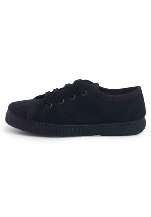 Sneaker nera in suede con design lacciato, punta arrotondata e suola in gomma texturizzata. Presenta occhielli dorati e un collare alla caviglia imbottito.