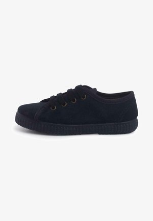 Baskets en suède noir avec un design à lacets, bout rond et semelle en caoutchouc texturée. Présente des œillets dorés et un col de cheville rembourré.