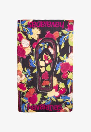 Serviette noire avec des motifs colorés de fruits tropicaux et un grand motif de tongs au centre, texte "havaianas" en rose en haut et en bas.