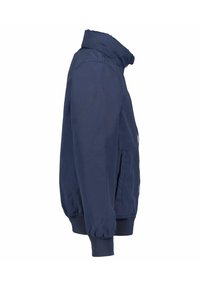Marineblaue Bomberjacke mit hohem Kragen, gerippten Bündchen und zwei Seitentaschen. Glattes Material, lockere Passform und keine sichtbaren Muster oder Akzente.