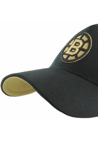 Gorra negra con visera curva; presenta un logo bordado en oro en la parte frontal. El interior está forrado con un material amarillo que contrasta.