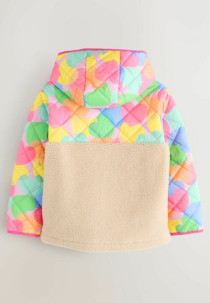 Kleurige geïsoleerde jas met een capuchon, een gewatteerd patroon met pastelkleurige hartjes en een zachte beige fleece achterpaneel. Roze accenten.