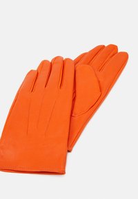 Lederhandschuhe in leuchtendem Orange, mit fünf Fingern, Nähdetails und einer glatten Textur, die eng anliegen für zusätzliche Wärme.