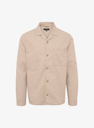 Beige, langvormige shirt met lange mouwen van texturaal stof, met een kraag, knoopsluiting aan de voorkant en een enkele borstzak met lichtbruine knopen.