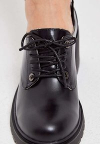 Cesare Gaspari Zapatos con cordones - black