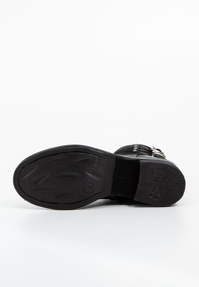 Botte en cuir noir avec une surface texturée, un bout arrondi et une semelle extérieure robuste. Présente des accents métalliques décoratifs et des détails de couture.
