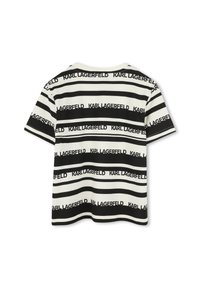 T-shirt à rayures noires et blanches avec un logo "KARL LAGERFELD" répété. Manches courtes, col rond, fabriqué en tissu doux. Coupe décontractée.