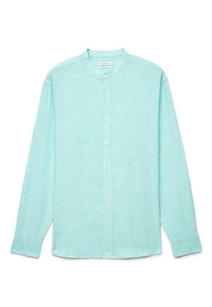 Mintgrünes Langarmhemd mit Stehkragen, komplett mit Knöpfen vorne und mit Knöpfen versehene Manschetten, flach auf weißem Hintergrund ausgebreitet.
