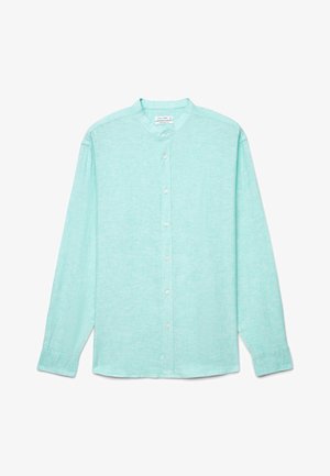 Mintgrünes Langarmhemd mit Stehkragen, komplett mit Knöpfen vorne und mit Knöpfen versehene Manschetten, flach auf weißem Hintergrund ausgebreitet.