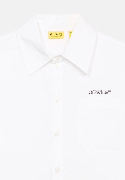 Λευκό πουκάμισο με κουμπιά, μυτερό γιακά, εμπρόσθια τσέπη και κεντημένο λογότυπο "Off-White™" πάνω από την τσέπη.