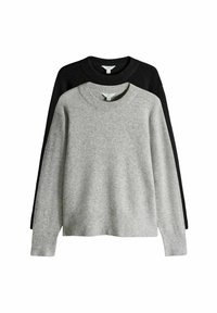 Dos suéteres expuestos: uno gris y uno negro. Ambos tienen un cuello redondo, mangas largas y un patrón de tejido texturizado.