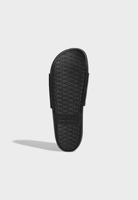 Černé šlapky s texturovanou gumovou podrážkou s diamantovým vzorem a vyraženým logem na boku. Jednoduchý a funkční design.