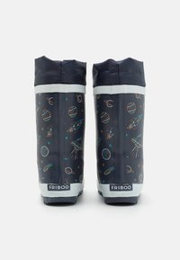 Marineblaue Gummistiefel mit glänzender Oberfläche, versehen mit einem Weltraum-Muster aus Raketen und Planeten, weißen Akzenten und einer strukturierten Sohle.