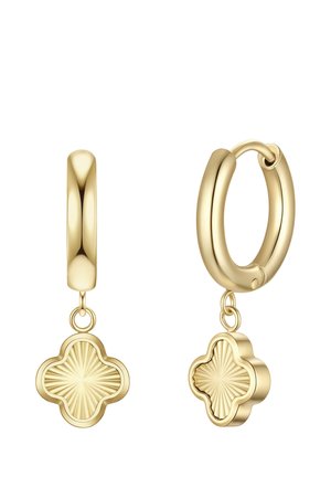 Gouden creooloorbellen met hangende bedels in de vorm van een klavertjevier, voorzien van een stralend zonnestraalpatroon in het midden.