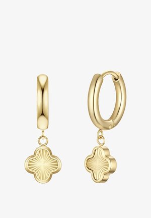 Guld hoop-øreringe med hængende charms formet som firkløvere med et strålende solstrålemønster i midten.