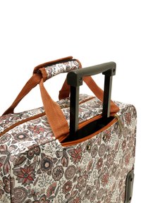Rollkoffer mit floralen Muster in Rot und Schwarz. Verfügt über braune Stoffgriffe und einen teleskopierbaren schwarzen Metallgriff. Mit Reißverschlussöffnung.