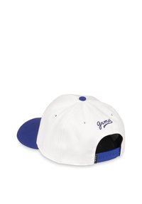 Gorra de béisbol blanca con visera azul royal, que cuenta con un logotipo bordado en azul y cierre ajustable de snapback. Textura de tela suave.