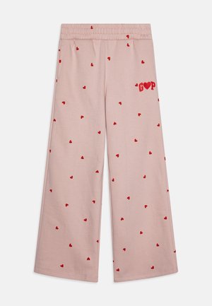 Roze wijde broek met een relaxte pasvorm, versierd met verspreide kleine rode hartjes en "GOP" in rode borduring aan de linkerkant.