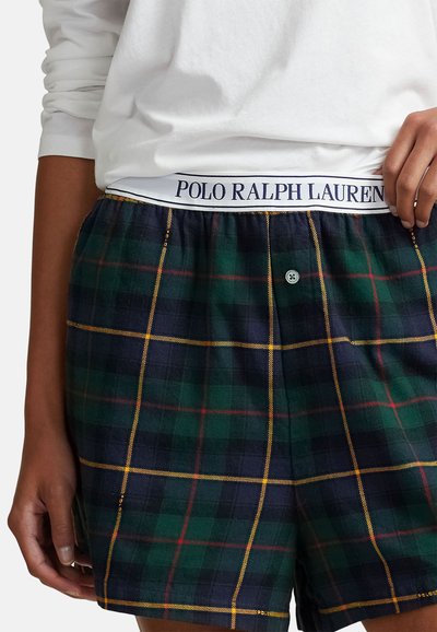 Kostkované bavlněné šortky s bílým elastickým pasem s nápisem "POLO RALPH LAUREN". Barvy zahrnují zelenou, námořnickou modř, červenou a žluté detaily.