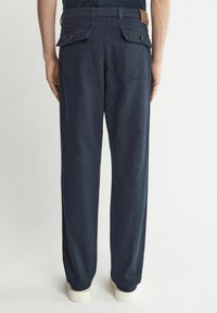 Marintröjor med avslappnad passform, tillverkade av mjukt tyg. Har två bakfickor med knappstängning och en märkesläderpatch på midjan.