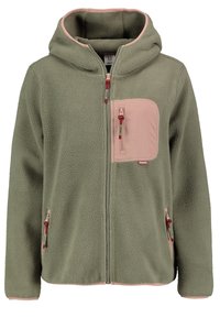 Chaqueta de forro polar verde oliva con un bolsillo con cremallera en el pecho de color rosa, acentos rosas contrastantes en la capucha y los puños, y detalles de cremallera rojos.