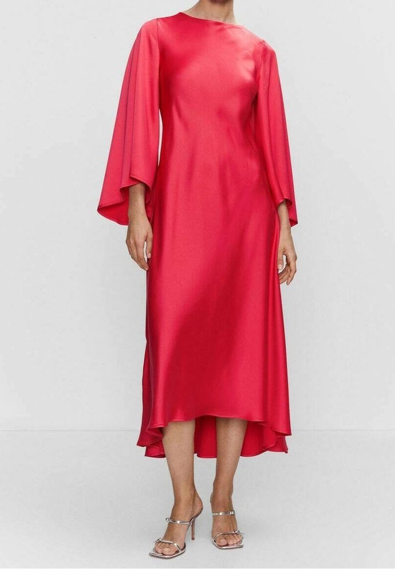 Robe en satin rouge avec un col rond et de longues manches en forme de cloche. L'ourlet est plus long à l'arrière, créant une silhouette fluide.