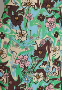 Motif de tissu floral avec de grandes fleurs roses, bleues, crème et brun foncé sur un fond marbré vert, bleu et beige.