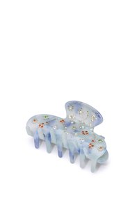 En pastellblå hårklämma i plast med fjärilsform, prydd med mångfärgade stenar och detaljerade dekorativa mönster.