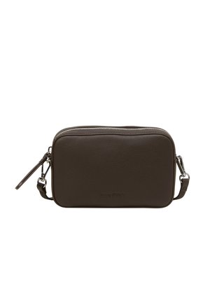 Sac bandoulière rectangulaire en cuir brun foncé avec fermeture éclair argentée et clips de sangle amovibles de chaque côté.