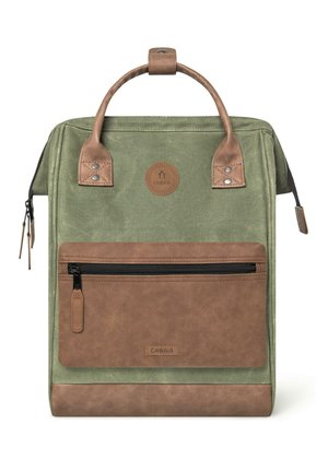 Grüner Stoffrucksack mit braunen Kunstlederakzenten, einem oberen Griff, einer vorderen Reißverschlusstasche und einem rundem Logopatch. Strukturierte Oberflächen sind vorhanden.