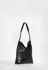 Zwarte lederen handtas met een slouchy ontwerp, voorzien van een enkele schouderband en een gladde textuur. De bodem heeft een contrasterend afwerkingsdetail.