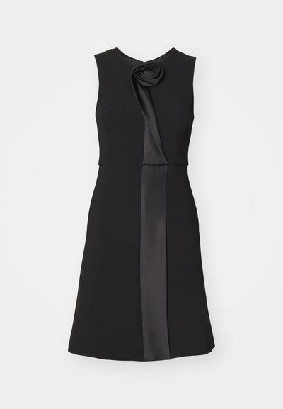 Fekete ujjatlan ruha, testhez álló bodiccel, texturált anyaggal és szatén oldalsó betéttel, amelyet szövet rózsa díszít a nyakrésznél.