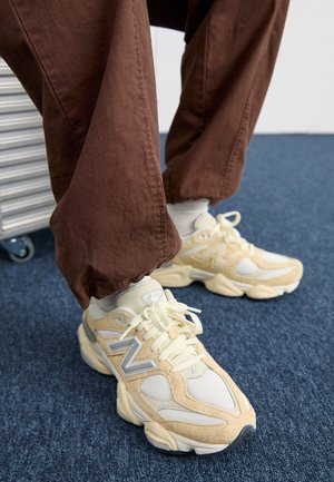 9060 UNISEX - Sneakers - calcium