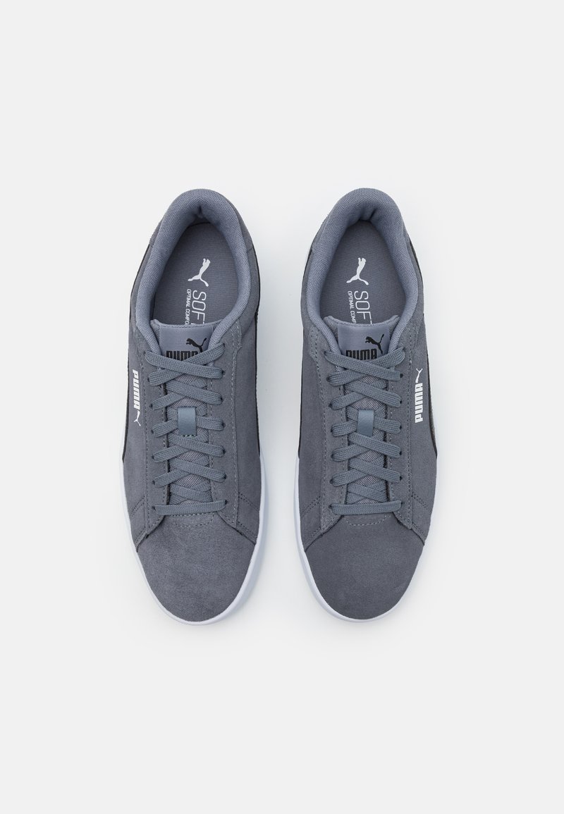 gray puma tennis shoes