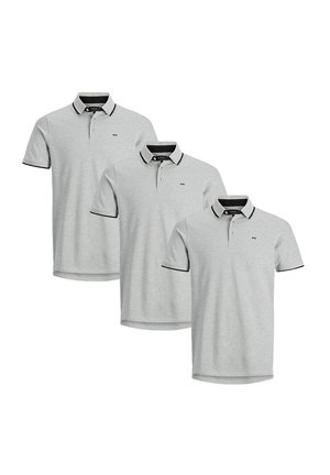 Drie grijze polo shirts met een kraag met een zwarte rand, korte mouwen en een subtiel logo op de borst. Katoenen materiaal, gladde textuur.