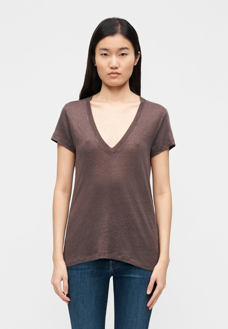 T-shirt castanha de manga curta com decote em V profundo e corte solto. Feito de tecido leve com uma textura subtil.
