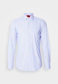 Chemise habillée homme à manches longues bleu clair avec un motif à carreaux subtil et une patte de boutonnage devant sur fond blanc.