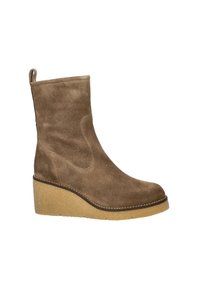 Bruine suedenen enkelboots met een wigzool, met een ronde neus, zijnaadstiksels en een achterste trekband voor eenvoudig aan- en uittrekken.
