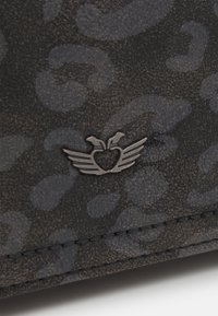 Czarny skórzany portfel z subtelną teksturą w panterkę, z srebrnym metalowym logo w kształcie serca z skrzydłami na przodzie.