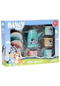 Kinderthee-set met een turquoise theepot met witte stippen, vier kopjes in verschillende kleuren (blauw, roze, beige) en bijpassende schoteltjes.